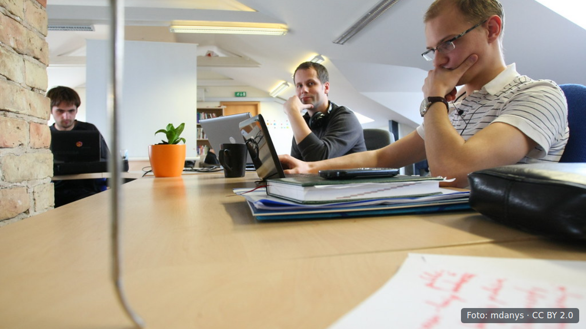 Ondernemers werken samen in een coworkingruimte