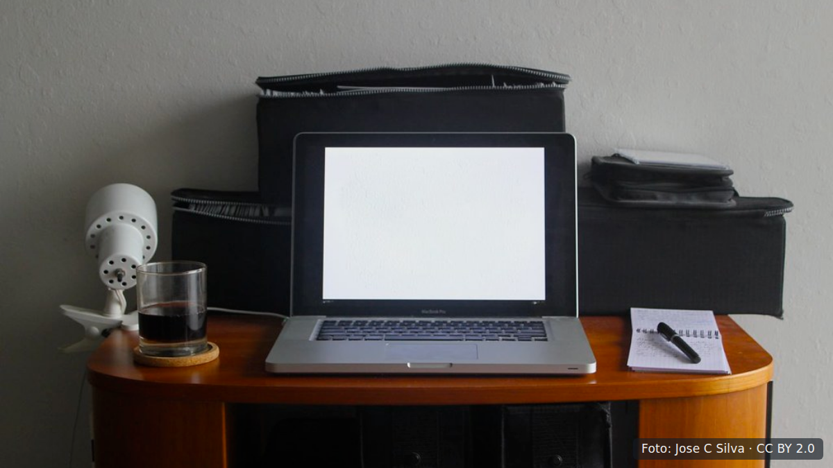 Staand bureau met laptop tijdens het werken