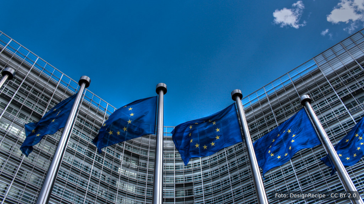 Wapperende vlaggen van de Europese Unie