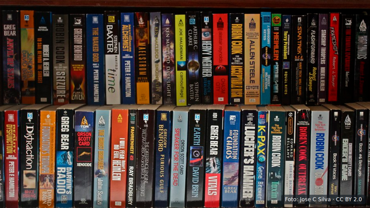 Dubbel gestapelde pockets in een volle boekenkast