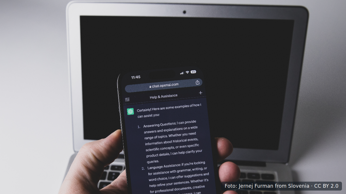 Hand houdt smartphone met ChatGPT-app vast