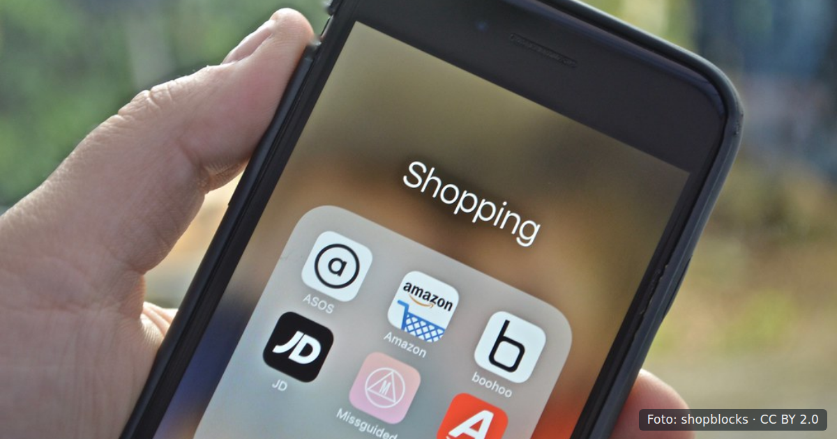Smartphone met shopping-apps op het scherm