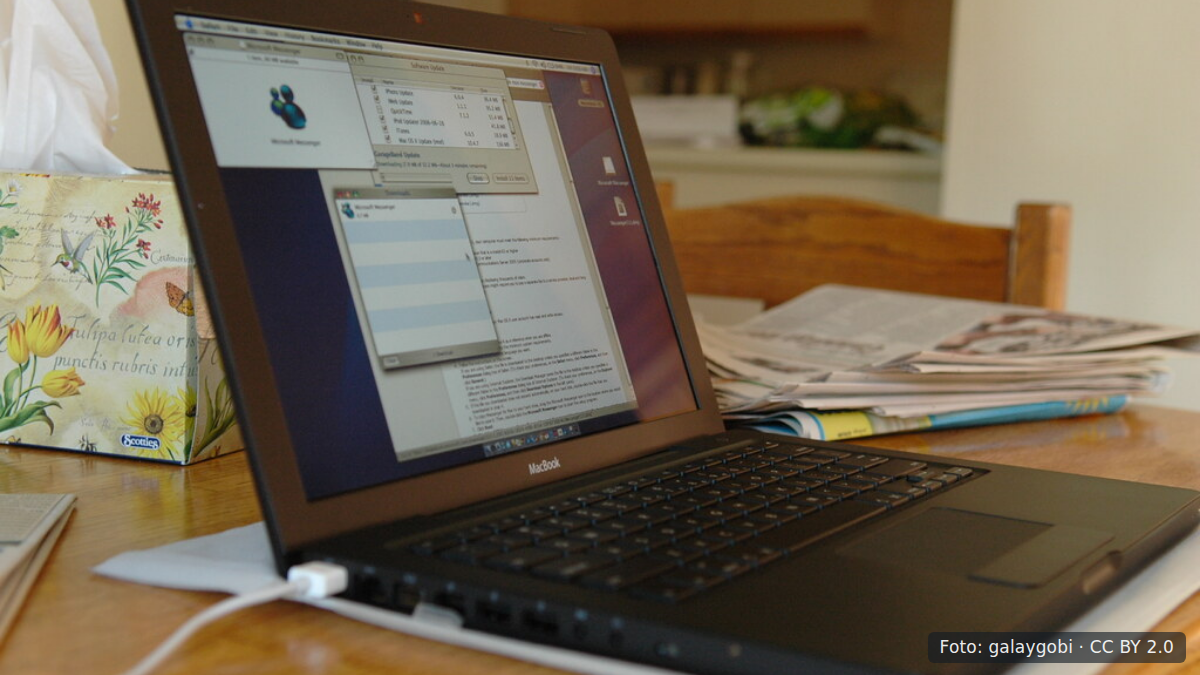 Zwarte MacBook-laptop op een bureau
