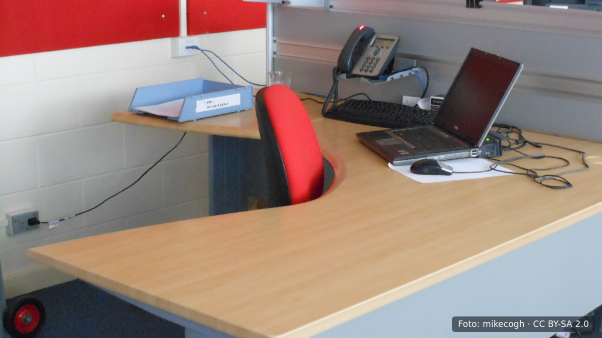 Flexplek met laptop en documenten op bureau