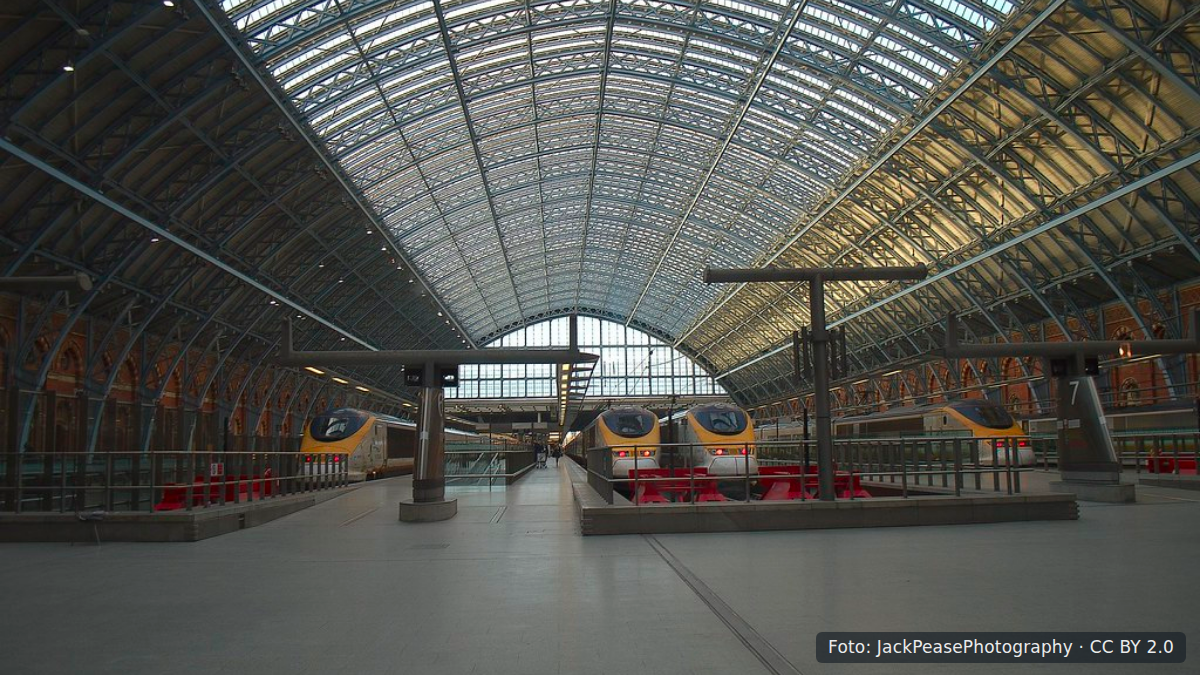 Twee Eurostar-treinen naast elkaar op St Pancras International