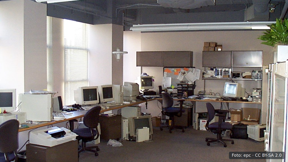 Technologielab met servers en computerapparatuur