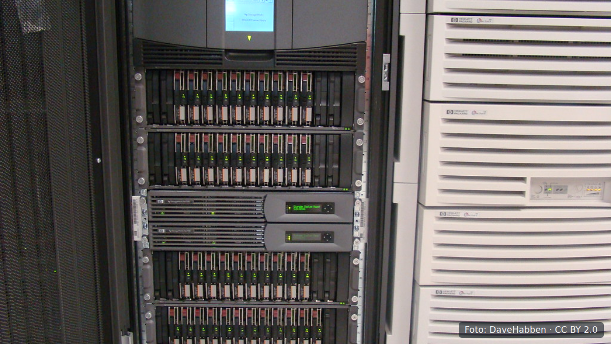 Opslagsysteem in datacenterrek voor bedrijfsgegevens