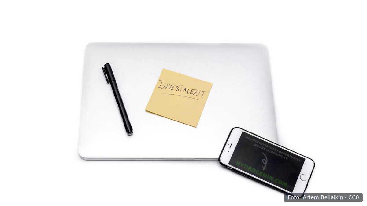Laptop en smartphone op bureau met sticker