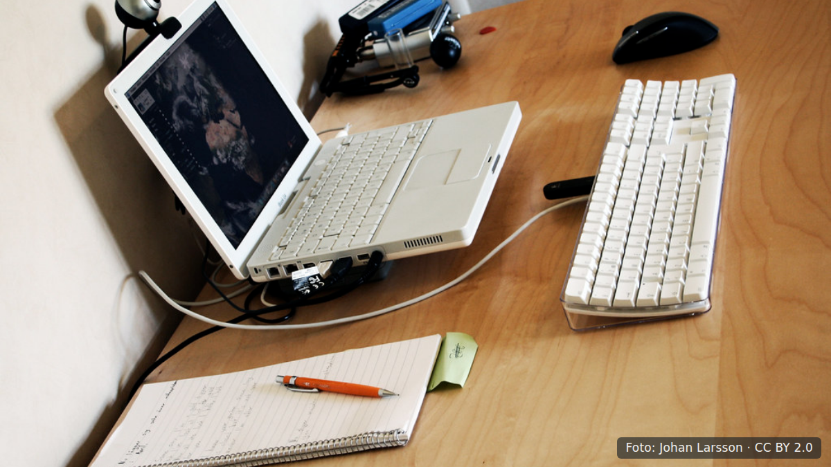 Thuiswerkplek met computer en meerdere schermen